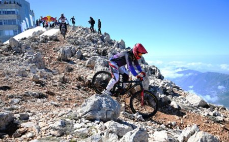 Antalya'nın Kemer ilçesinde bu yıl 3.'sü düzenlenen Sky To Sea (Gökyüzünden denize) Dağ Bisikleti Yarışları başladı.