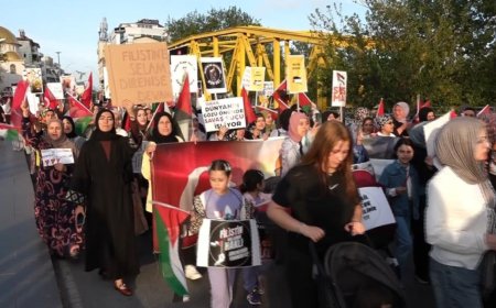 Antalya'nın Manavgat ilçesinde toplanan vatandaşlar İsrail'in Gazze'ye yönelik saldırılarını protesto etti.