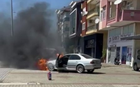 Manavgat’ta kaldırımda park halindeki otomobil motor bölümünde çıkan yangın sonucu kullanılamaz hale geldi.