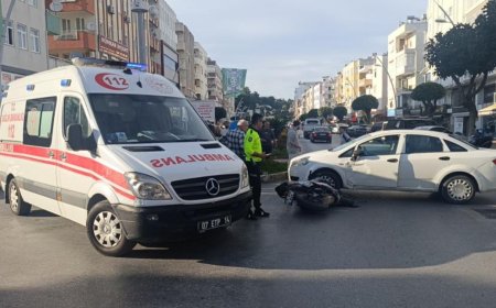 Antalya'da Feci Kaza! Motosiklet Sürücüsü Takla Atarak Otomobil Camına Çarptı.