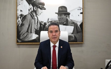 Başkan Böcek’ten Geleceğin Teminatı Çocuklara 23 Nisan Selamı