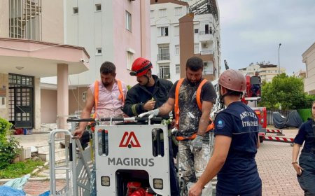 Antalya'da 12. katta kurulan dış cephe iskelesinde duvar yıkıldı, iki işçi metrelerce yüksekte mahsur kaldı