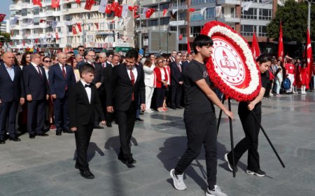 Antalya'da 23 Nisan Ulusal Egemenlik ve Çocuk Bayramı kutlamaları çelenk sunma töreniyle başladı.