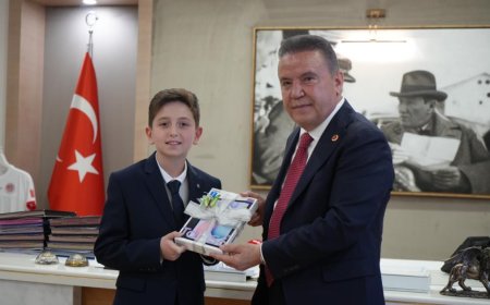 Başkan Böcek, 23 Nisan’da Koltuğunu Minik Deniz’e Devretti