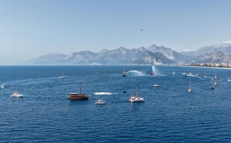 Antalya'da 23 Nisan Ulusal Egemenlik ve Çocuk Bayramı kapsamında ‘Sevgi Korteji’ düzenlendi.