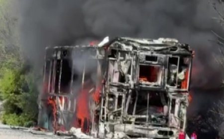 Antalya’da seyir halindeki halk otobüsü alevlere teslim oldu.