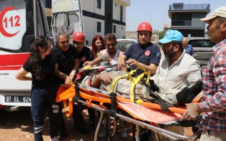 Antalya'da Dengesini Kaybeden İnşaat İşçisi 3 Metreden Düştü.