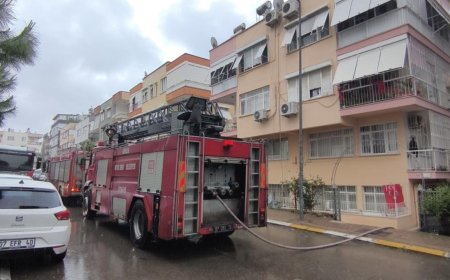 Antalya’da bir apartmanın kömürlüğünde çıkan yangın daire sahiplerini korkuttu.