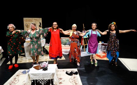 Aktif Yaşlı Merkezi tiyatrocuları Ahlar Ahacı ile sahnede