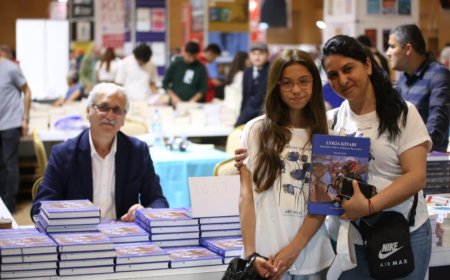 Antalya'nın kültür ve sanat hayatına renk katan Kepez Kitap Fuarı, ikinci gününde yoğun ilgi gördü.