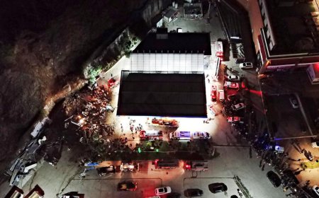 Samsun'da akaryakıt istasyonundaki aracın üzerine kaya düştü