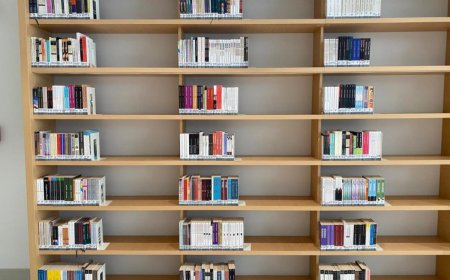 Kepez Belediyesi, Antalya E Tipi Kapalı ve Açık Ceza İnfaz Kurumu kütüphanesine zengin bir kitap koleksiyonu bağışladı.