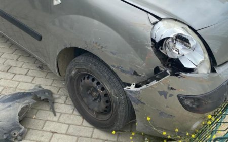 Gazipaşa’da Elektrikli Motosikletle Çarpışan Araç Tel Çite Çarparak Durabildi