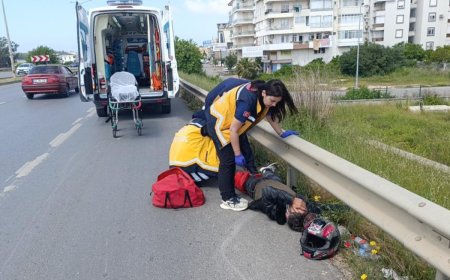 Manavgat'ta arka lastiği patlayan motosikletin devrilmesi sonucu meydana gelen kazada 2 kişi yaralandı.