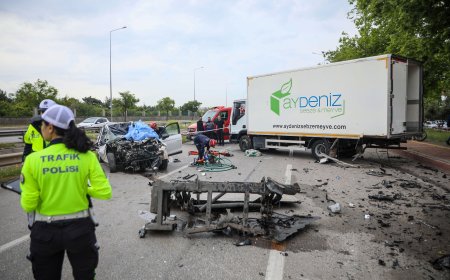 Antalya’da Otomobil Park Halindeki Kamyonete Çarptı: 1 Ölü