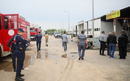 Antalya'da Kaynak Kıvılcımı Yangına Neden Oldu: 5 İş Yeri Zarar Gördü