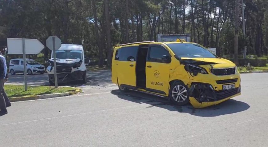 Antalya Manavgat'ta ticari taksi ile kamyonetin çarpıştığı kazada 4 kişi yaralandı.