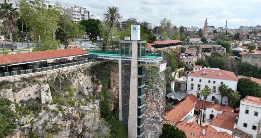 Antalya Yat Limanı'ndaki asansörde bakım onarım çalışması