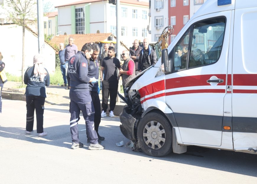 Antalya'da ambulans ile otomobil çarpıştı; 3 yaralı