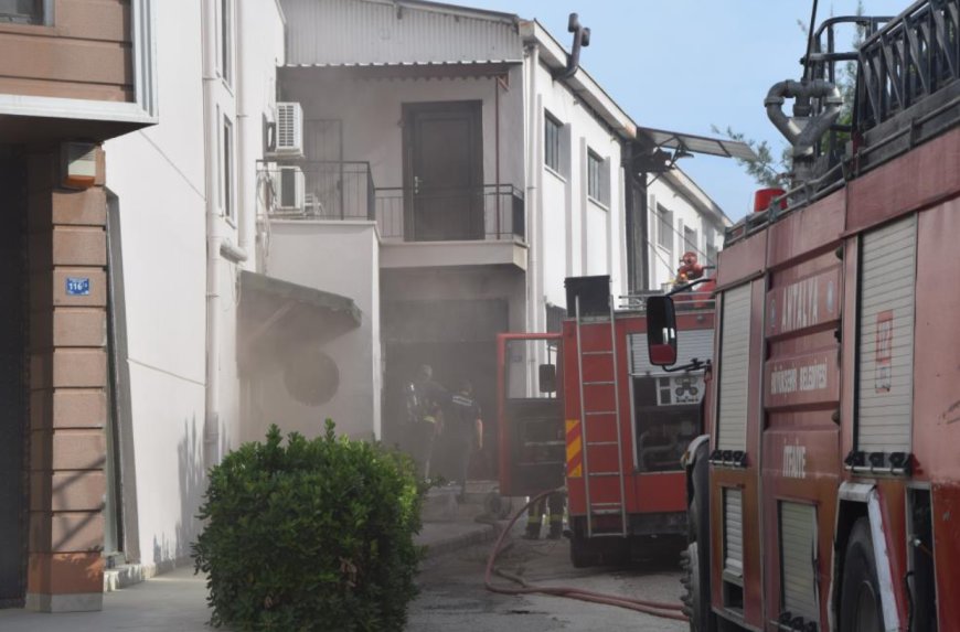 Antalya'nın Aksu ilçesinde bir mobilya üretim atölyesinde çıkan yangın korkuttu.