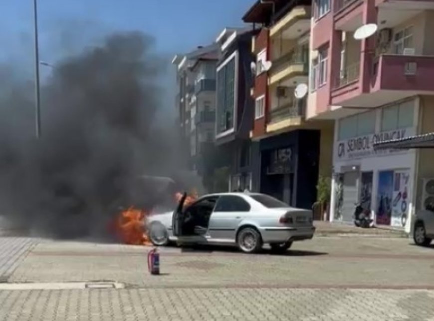 Manavgat’ta kaldırımda park halindeki otomobil motor bölümünde çıkan yangın sonucu kullanılamaz hale geldi.