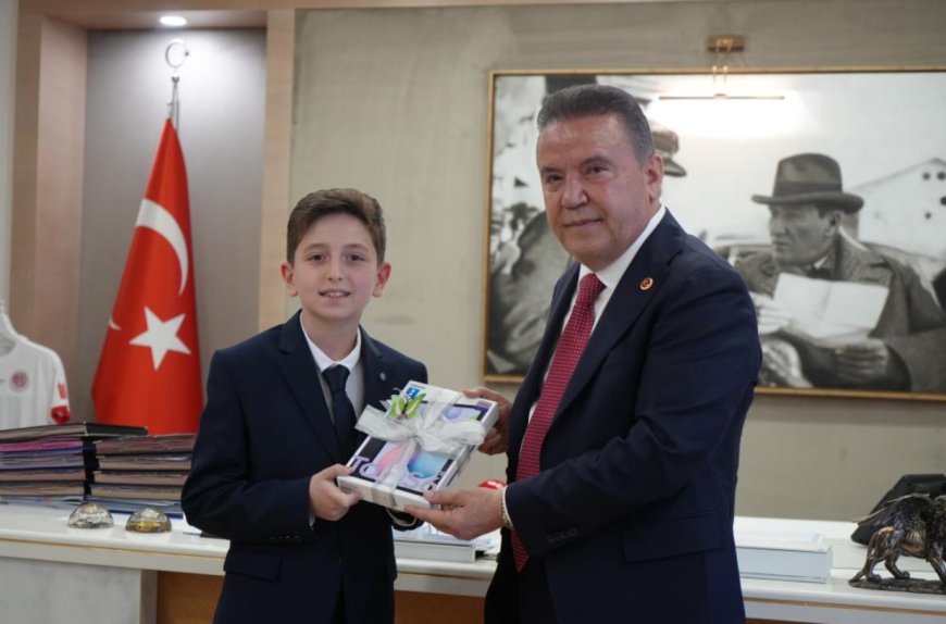 Başkan Böcek, 23 Nisan’da Koltuğunu Minik Deniz’e Devretti