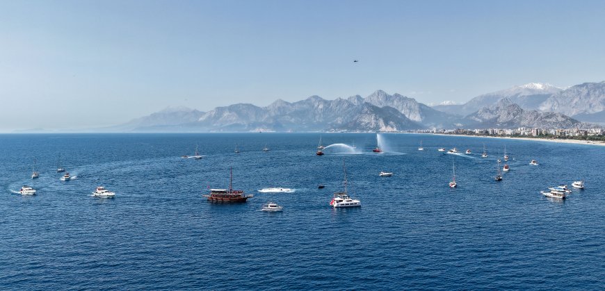 Antalya'da 23 Nisan Ulusal Egemenlik ve Çocuk Bayramı kapsamında ‘Sevgi Korteji’ düzenlendi.