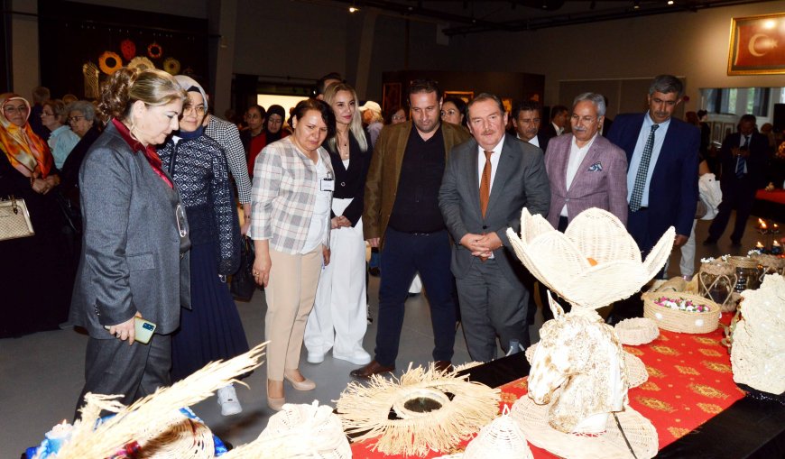 Antalya'da Halk Eğitim Kursiyerlerinden Sanat Şöleni.