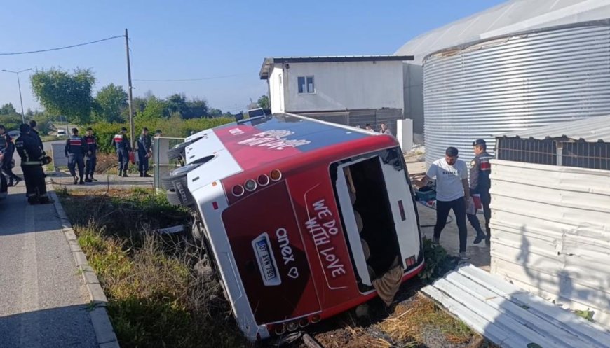 Antalya'da Turistleri Taşıyan Midibüs Kaza Yaptı: 18’i Rus 19 Yaralı