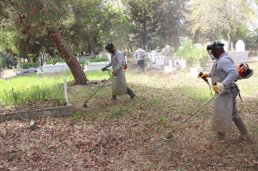 Antalya Büyükşehir belediyesin'den mezarlıklarda bakım onarım çalışması.