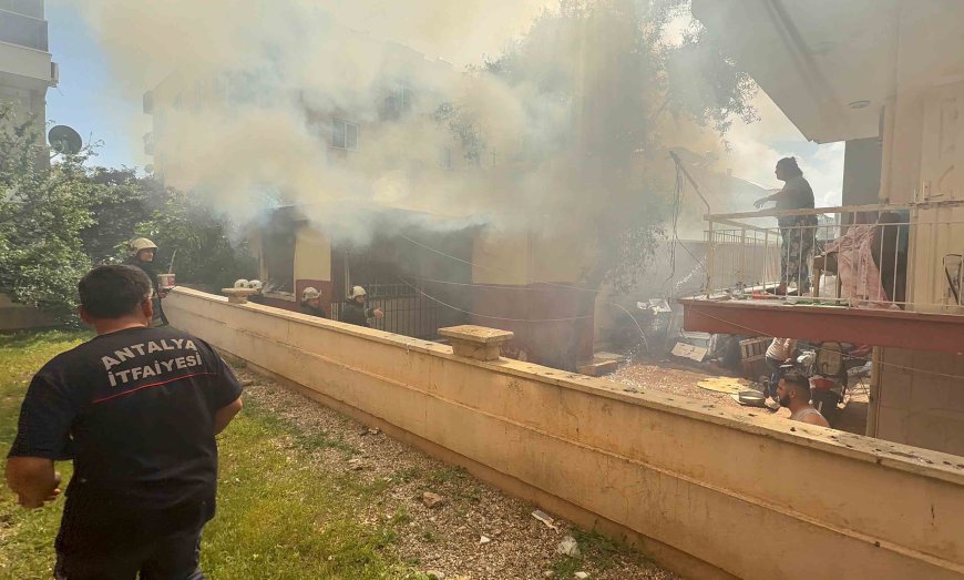 ANTALYA'da 4 katlı apartmanın bahçesinde yer alan müstkail ev, yangında küle döndü.