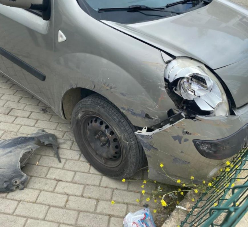 Gazipaşa’da Elektrikli Motosikletle Çarpışan Araç Tel Çite Çarparak Durabildi