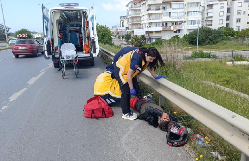 Manavgat'ta arka lastiği patlayan motosikletin devrilmesi sonucu meydana gelen kazada 2 kişi yaralandı.