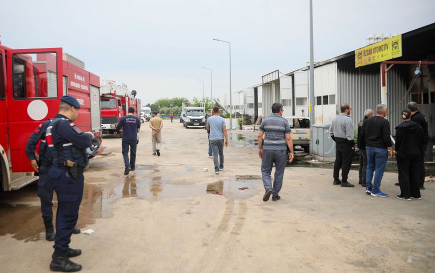 Antalya'da Kaynak Kıvılcımı Yangına Neden Oldu: 5 İş Yeri Zarar Gördü