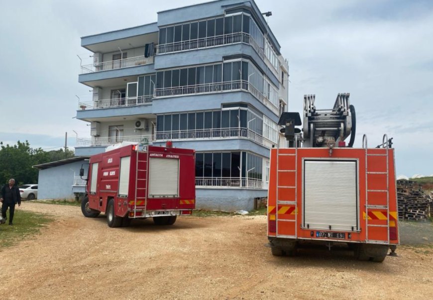 Antalya'nın Serik ilçesinde bir apartmanın 3. katındaki dairede çıkan yangın paniğe neden oldu
