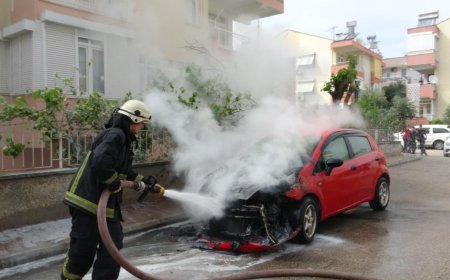 Antalya'da sürücüsünün aracı park ettiği sırada çıkan yangında otomobil kullanılamaz hale geldi.