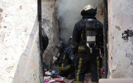 Antalya'nın Muratpaşa ilçesinde metruk bir gecekonduda çıkan yangın mahallede paniğe neden oldu.