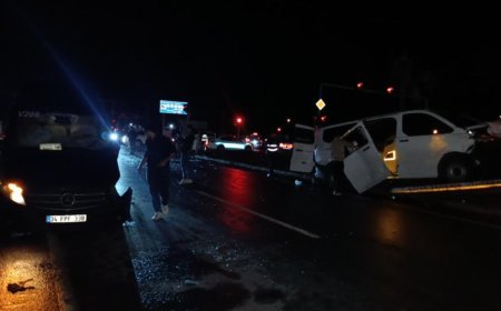 Antalya’da Aynı Tur Firmasına Ait 2 Araç Kaza Yaptı: 6 Yaralı