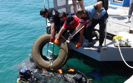 Antalya’da Gönüllü Dalgıçlar Limanı Temizledi