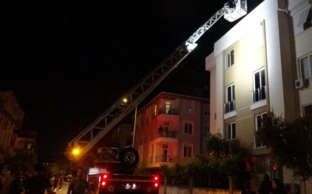 Antalya’da bir apartman dairesinde çıkan yangın mahalle sakinlerini sokağa döktü.