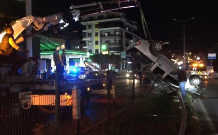 Antalya'nın Alanya ilçesinde takla atarak hurdaya dönen araçtaki 2 kişi yaralandı.