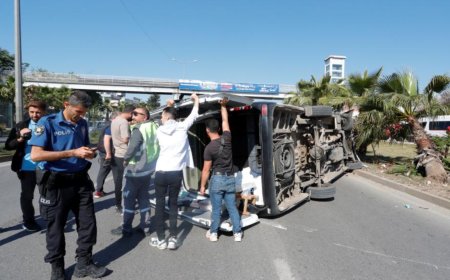 Antalya’da sürücüsünün kontrolünü kaybettiği servis minibüsü refüje çarparak devrildi.