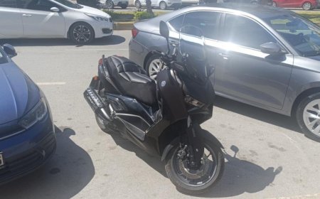 Manavgat’ta park yerinden çıkmakta olan otomobile çarpan motosiklet sürücüsü yaralandı.