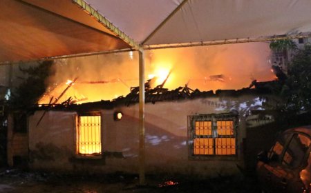 Antalya'da bir otoparkın içinde yer alan gecekondu alev alev yandı.