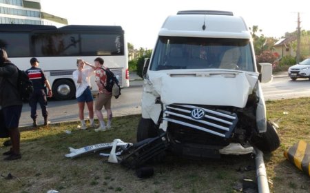 Manavgat’ta Tur Minibüsü ile Hafif Ticari Araç Çarpıştı: 3’ü Turist 4 Yaralı