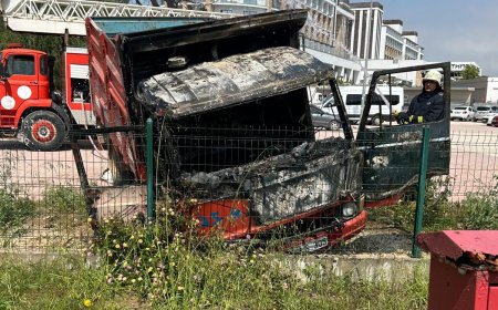 ANTALYA'nın Serik ilçesinde  park halindeki kamyonet çıkan yangında kullanılamaz hale geldi.