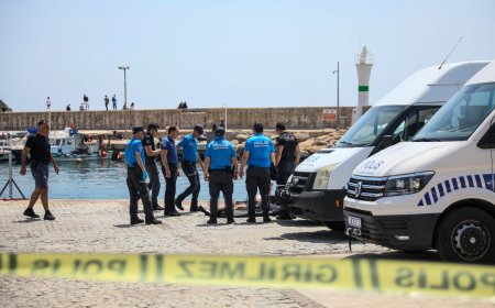 ANTALYA'da sahilden yaklaşık 250 metre açıkta, üzerinden kimlik çıkmayan erkek cesedi bulundu.