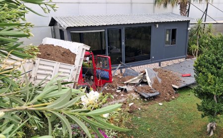 Serik’te Kontrolden Çıkan Kamyonet Seraya Uçtu: 1 Yaralı