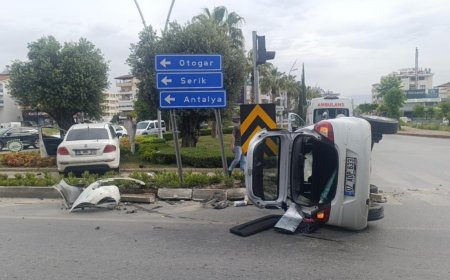 Manavgat’ta Kavşakta Korkutan Kaza: Araç Devrildi, Yaralanan Yok