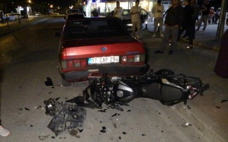 Antalya'da Motosiklet  Park Halindeki Otomobile Çarpıp Altına Girdi: 2 Yaralı.